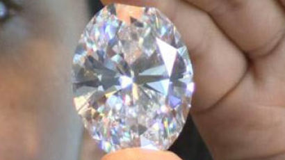 세계 최대 다이아몬드 낙찰, 14캐럿 '더 오렌지' 주인공은?