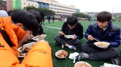 [사진] 교내 비정규직 파업으로 배달음식 먹는 고교생