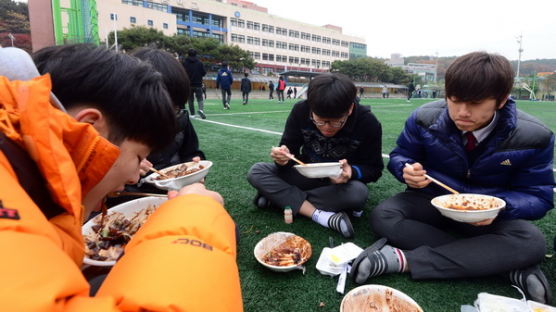 [사진] 교내 비정규직 파업으로 배달음식 먹는 고교생