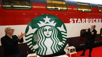 [사진] 기차 안에서… ‘커피 한잔 하실래요?’