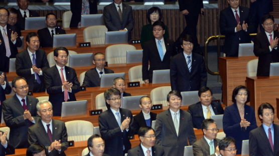 [사진] 朴 첫 시정연설에 꿈쩍않는 통진당 의원들