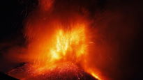 [사진] 용암, 화산재 분출하는 화산