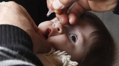 [사진] 소아마비 백신 먹는 시리아 아이들