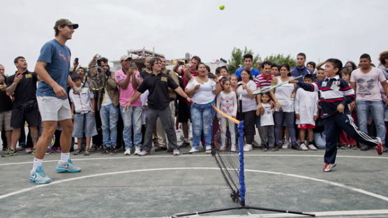 [사진] 어린이와 테니스하는 라파엘 나달