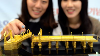 [사진] 영도다리 황금모형 경품, 시가 2000만원
