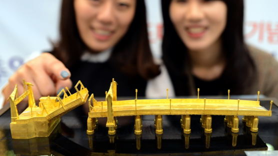 [사진] 영도다리 황금모형 경품, 시가 2000만원