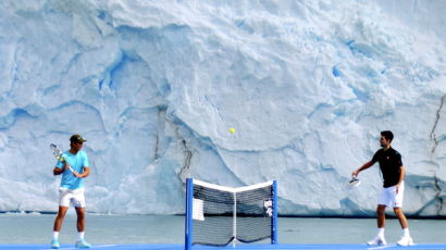 [사진] 빙하 앞에서… ‘테니스 한 판’