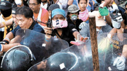 태국 반정부 시위대, 재무부 청사 점거