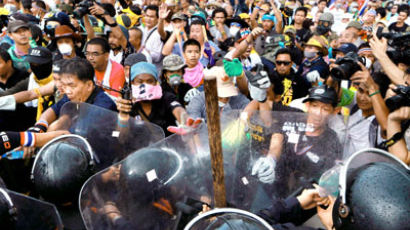 태국 반정부 시위 "앙락 친나왓 총리 국가 안전 조치 발동"