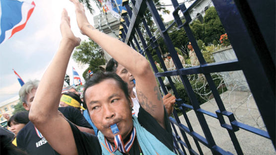 시위대, 정부청사 잇단 점거 … 커지는 태국 반정부 불길