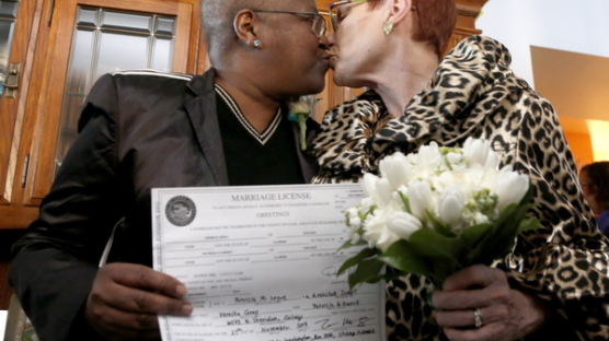 [사진] 美 일리노이주 최초로 동성 결혼 허가증 받은 부부