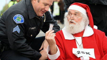 [사진] 경찰에 체포된 산타
