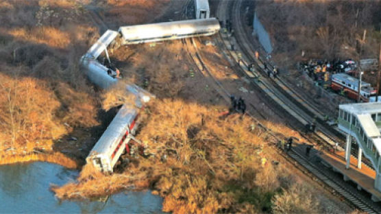 [사진] 연휴 뉴욕 열차 탈선 4명 사망