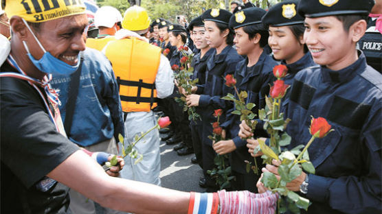 [사진] 태국 경찰, 시위대 정부청사 진입 허용