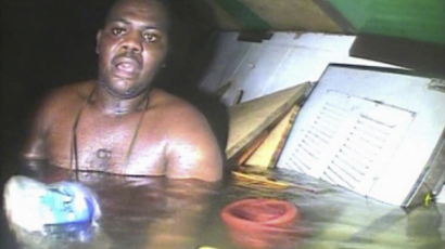 [사진] 해저 침몰선박에서 3일만에 살아난 남자