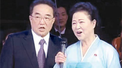 이용하 부부, 김정은 앞에서 노래 불러