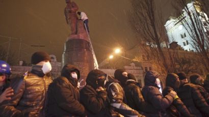 [사진] 처참하게 망가지는 레닌 동상
