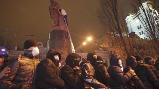 [사진] 처참하게 망가지는 레닌 동상