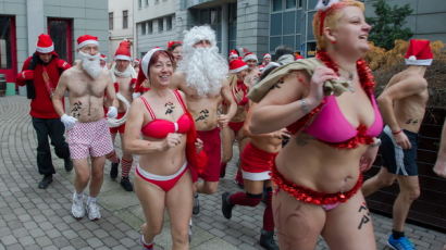 [사진] 벌거벗은 산타들의 달리기
