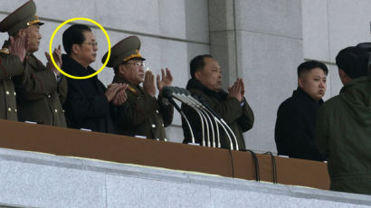[사진] "장성택, 김정은 부위원장 되던 날, 건성건성 박수치며…"