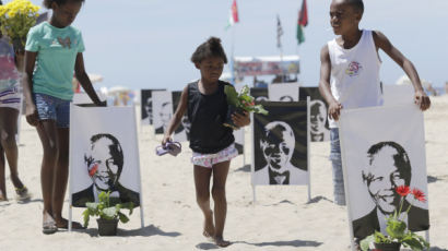 [사진] 코파카바나 해변을 수놓은 만델라 전 대통령의 사진