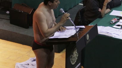 [사진] 옷 벗고 의회 연설해도...