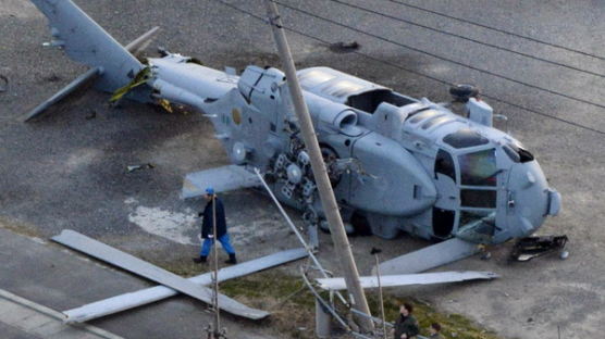 [사진] 비상착륙해 부서진 주일미군 헬기