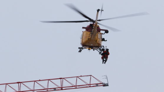 [사진] 화염에 갇힌 크레인 기사 헬기로 구조