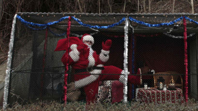[사진] 우리에 갇힌 산타
