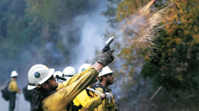 [사진] 불에는 불 … 캘리포니아 산불 확산 막기