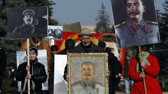 [사진] 독재자 스탈린 초상 들고…