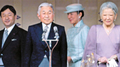 일왕 "평화 지키는 헌법으로 지금 일본 일궜다"