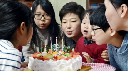 [사진] 'SOS 어린이 마을' 방문한 박근혜 대통령