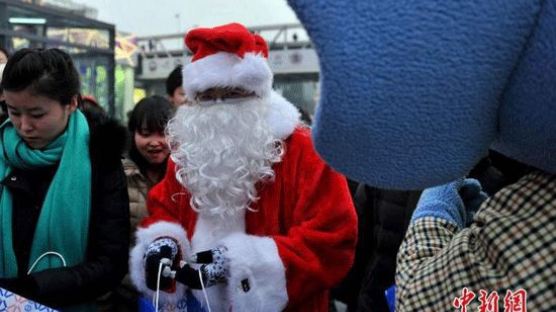 크리스마스 이브에 베이징 PM2.5 치솟아, 산타도 마스크 착용 