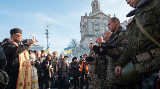 [사진] 우크라이나 시위 광장에서 성탄 미사