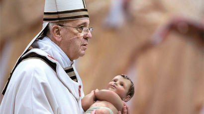[사진] 관례 깨고 아기 예수상 직접 안은 교황 