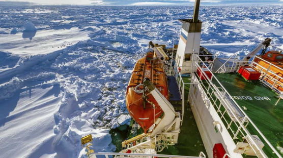 [사진] 얼음에 갇힌 남극 탐사선 ‘아카데믹 쇼칼스키’호