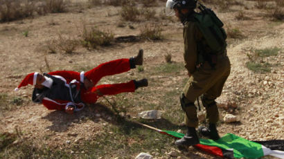 [사진] 산타 ‘내동댕이’친 이스라엘 군