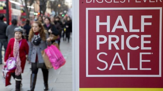 [사진] '명동인줄…' 파격 할인가에 몰려든 쇼핑객들