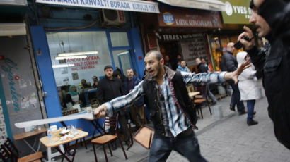[사진] 반정부시위대 향해 칼 휘두른 남자체포