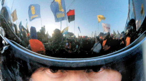 [사진] 우크라이나 대통령 관저 몰려간 시위대