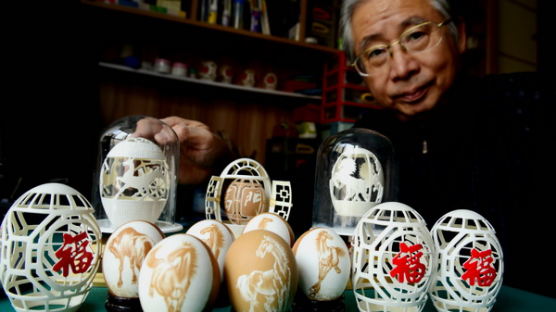 [사진] ‘말’ 새긴 달걀 껍데기 공예