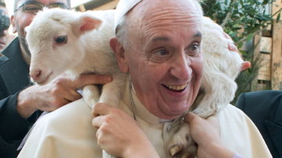 [사진] ‘양’을 목에 두른 교황
