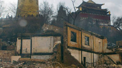 중국 샹그릴라 고대 건축물 잿더미