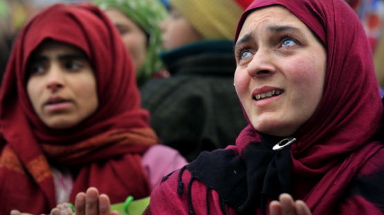 [사진] 무슬림 여성들 ‘눈물의 기도’