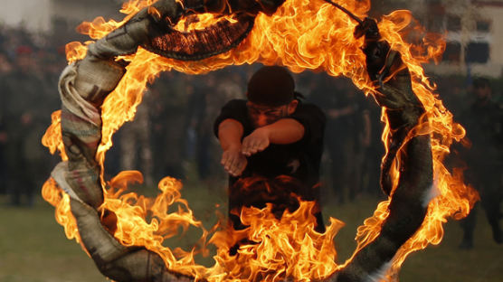 [사진] 불타는 장애물 넘는 소년