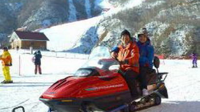 [사진] 마식령 스키장 이용하는 북한 주재 외교관 가족들