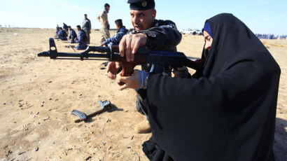 [사진] 차도르 입은 여성경찰 사격훈련
