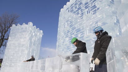 [사진] 겨울축제용 얼음성 만들기