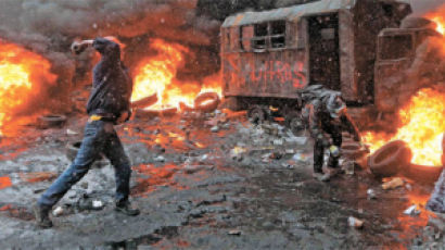 우크라이나 시위대 2명 피격 사망